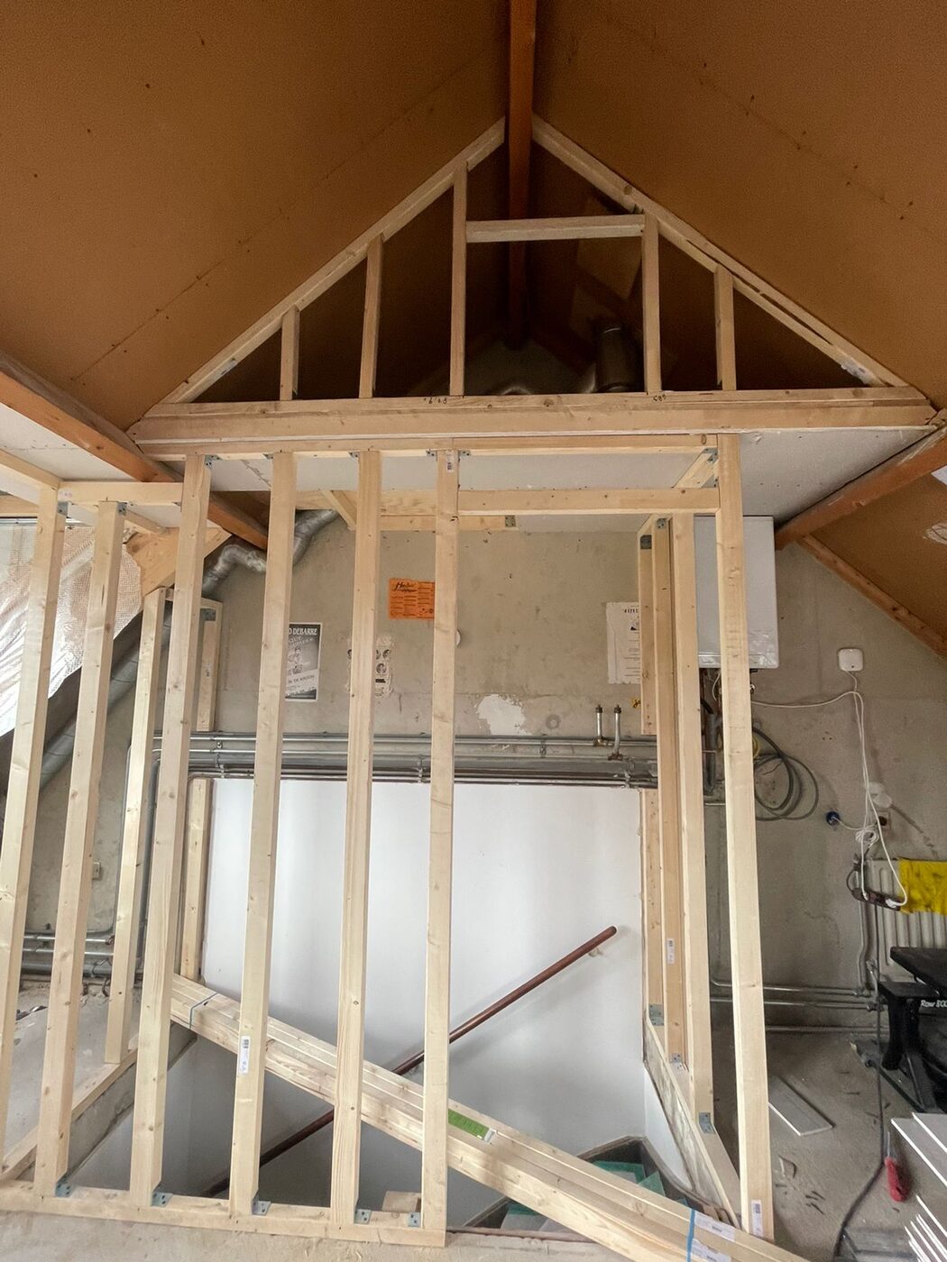 Een houten frame onder de kopgevel
