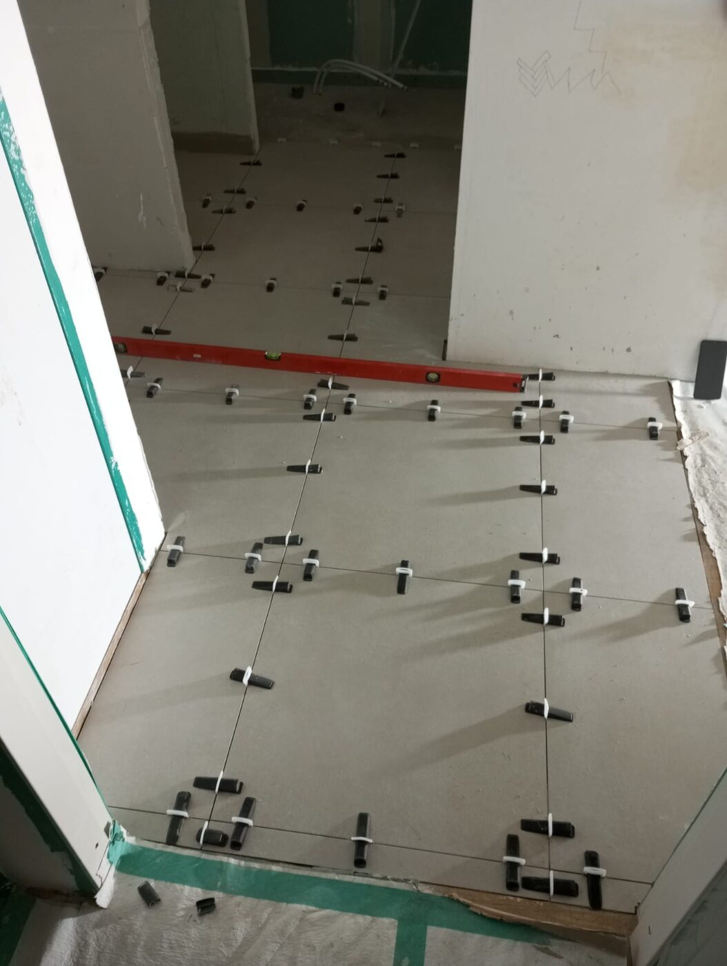 Large floor tiles laid with levelling clips