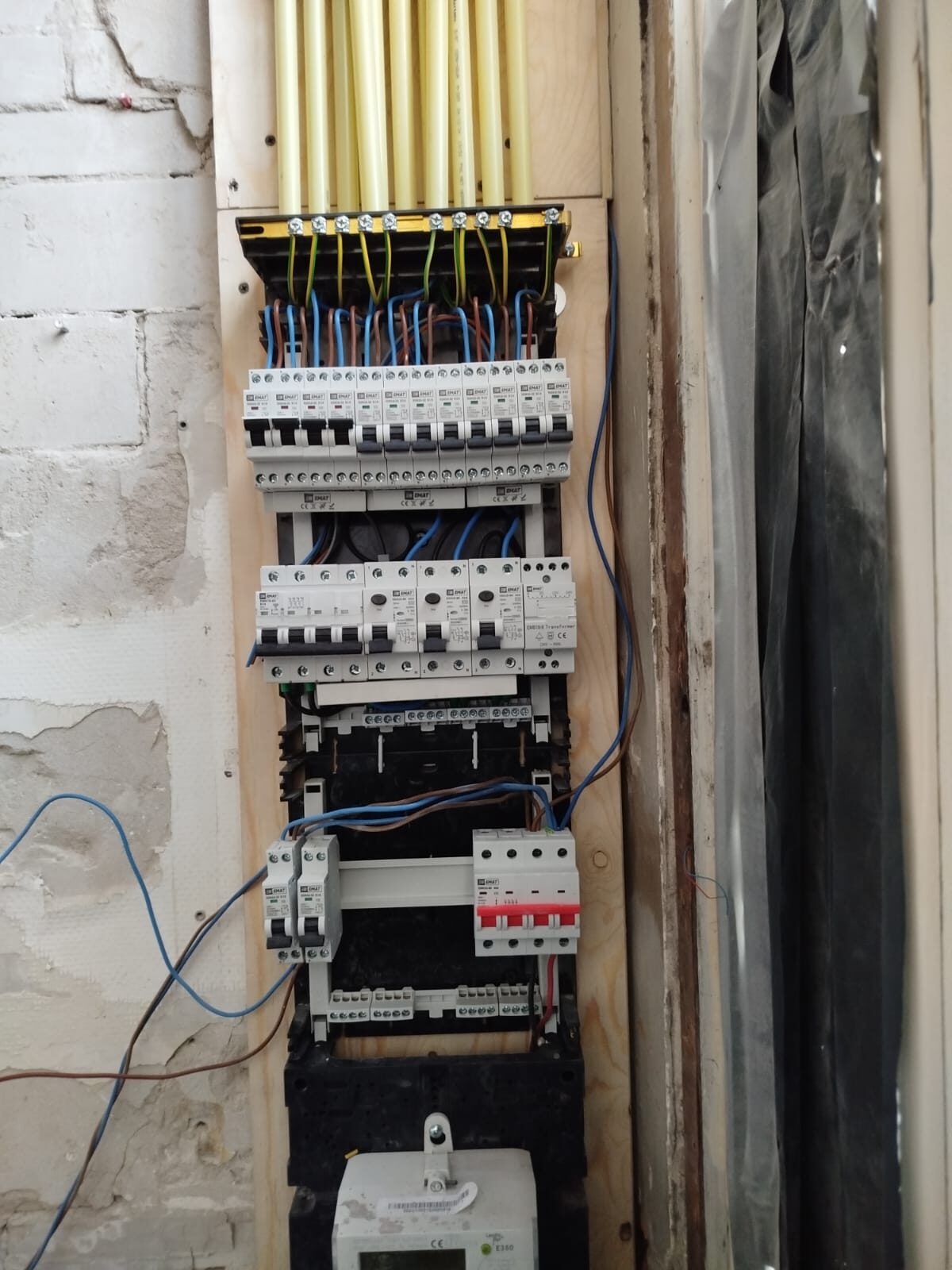 The new fuse box with its wiring