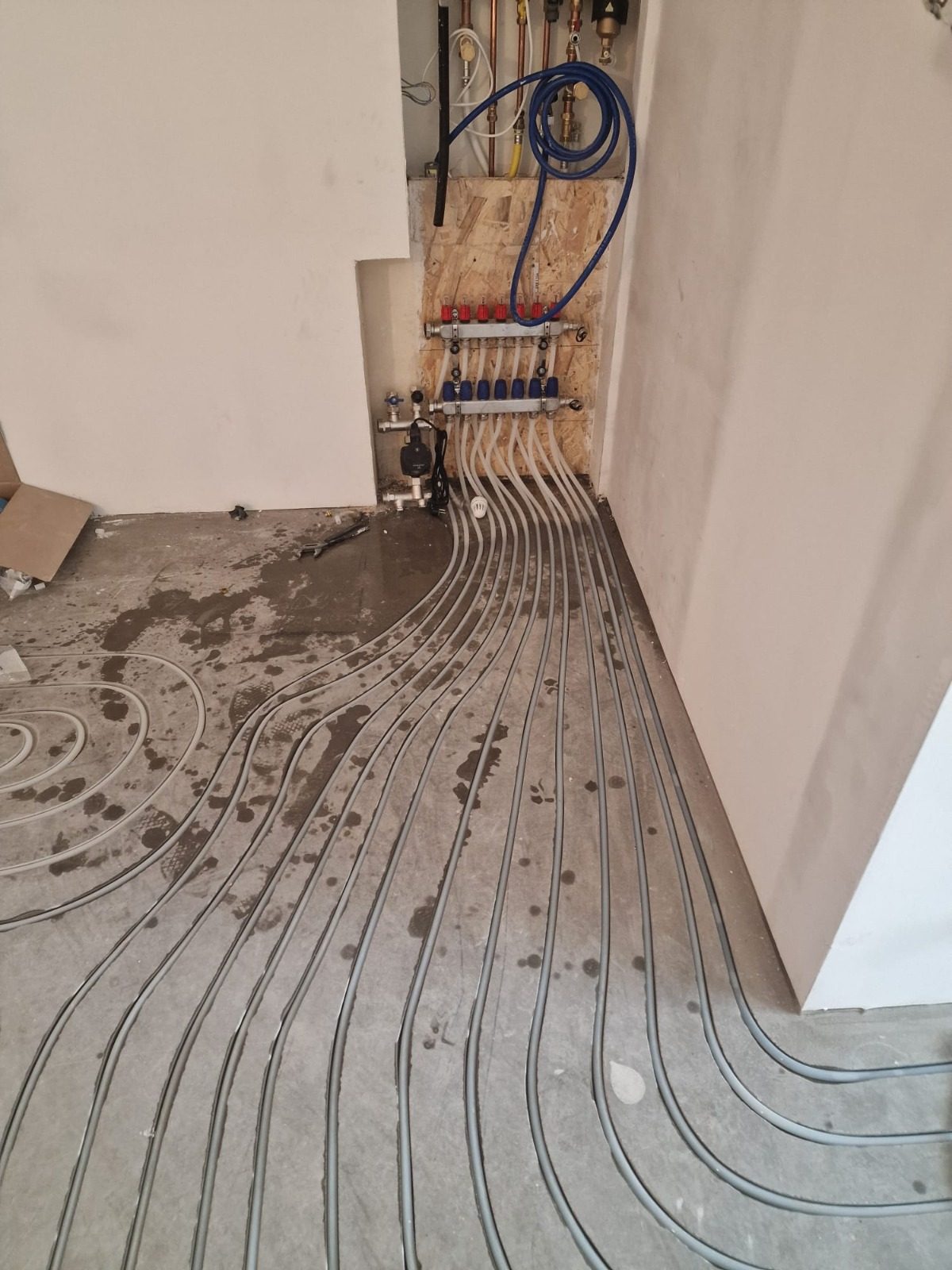 A manifold with the heating circuits running out into milled channels